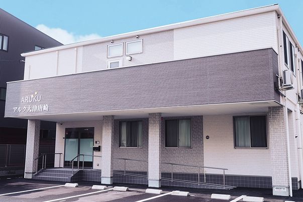 階段付き施設外観