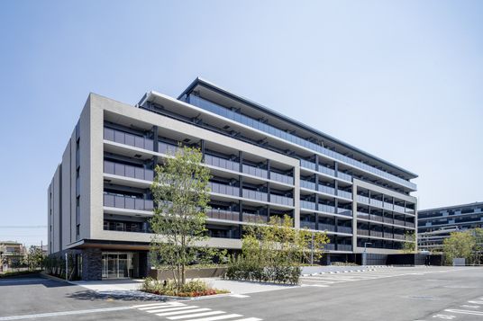 広々とした建物外観