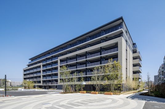 広々とした建物の外観