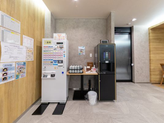 自動販売機と掲示物のある廊下