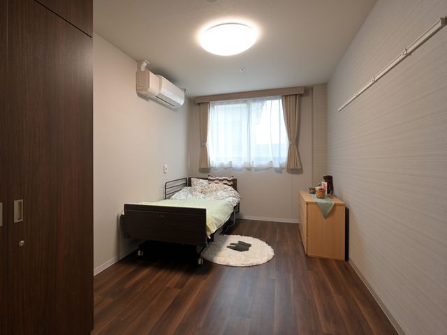 日当たりのよい居室 居室 背景に窓があり、自然光が射しています。家具が整えられた居心地の良いプライベート空間です。