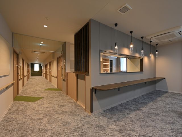 静かで明るい廊下 廊下 明るく広々とした廊下は、移動しやすく快適な環境です。モダンなデザインも特徴です。