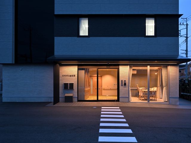 落ち着いたエントランス エントランス アットホームな雰囲気に包まれた入口では、温かい光が訪れる人を迎えてくれます。