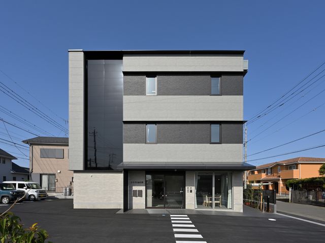 光が差し込む建物の外観 外観 モダンなデザインの建物は、光が差し込む明るい外観が魅力です。就業環境としても快適です。