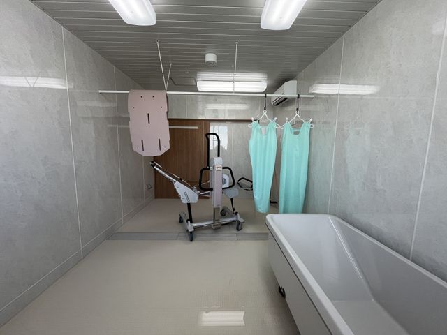 快適な浴室の雰囲気 浴室 広々とした清潔感あふれる浴室です。安全に配慮された設備でゆったりとした入浴時間を提供します。