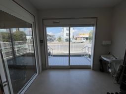 明るい出入口と外の景色