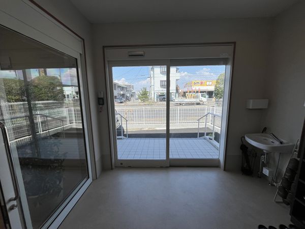 明るい出入口と外の景色