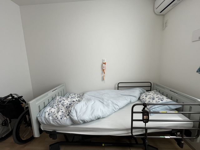 快適な居室の様子 居室 広々とした居室は、安定した手すりが設置され、ゆったり快適なご休息をお約束します。