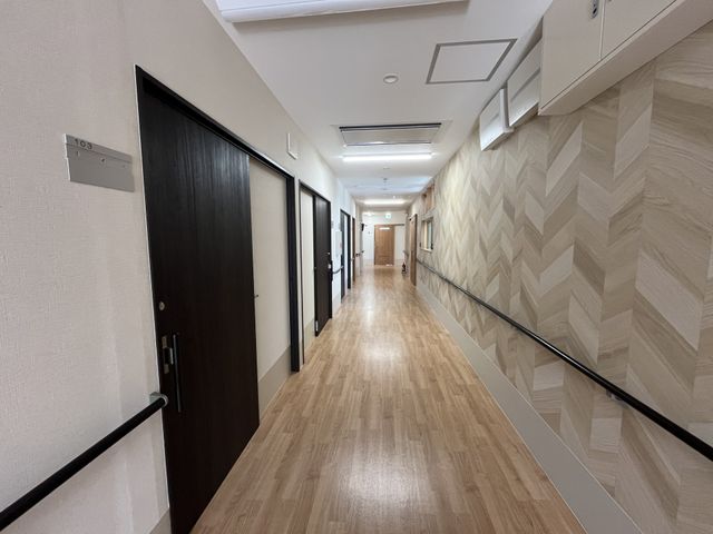 心地よい廊下の風景 廊下 広々とした廊下は落ち着いた色合いで、手すりも設けられ安心して歩ける設計です。