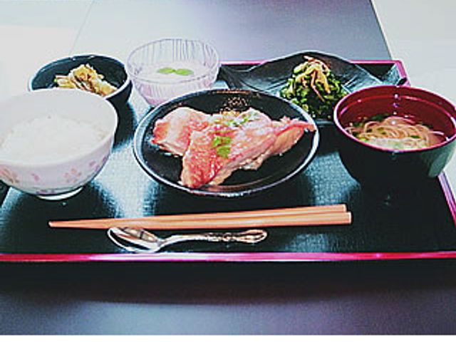 和食の食事トレー 料理 豊かな味わいが楽しめる和食の提供です。季節の食材を活かしたバランスの良い献立です。