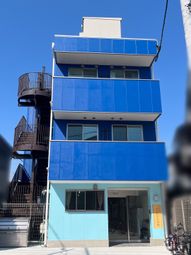 明るい色の建物の外観