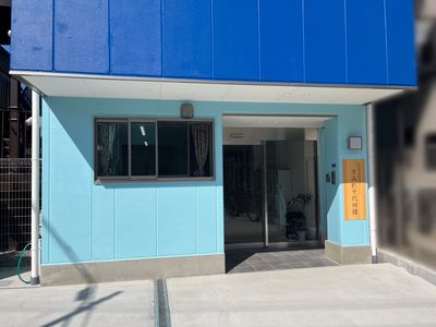 明るい外観のエントランス