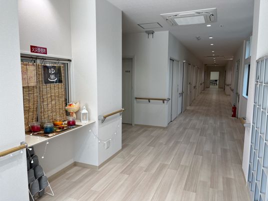 廊下の明るいシーン
