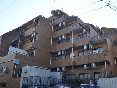 落ち着いた外観の建物