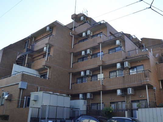 落ち着いた外観の建物