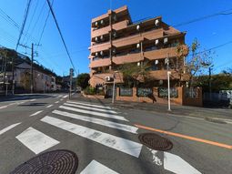 静かな通りの建物