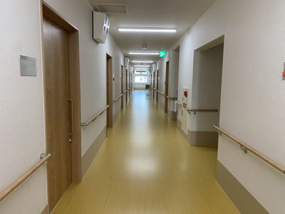 明るく清潔な廊下