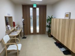 居室入口と受付スペース