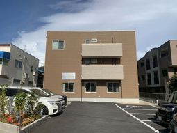 落ち着いた色合いの外観