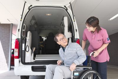 車椅子の乗降介助風景  