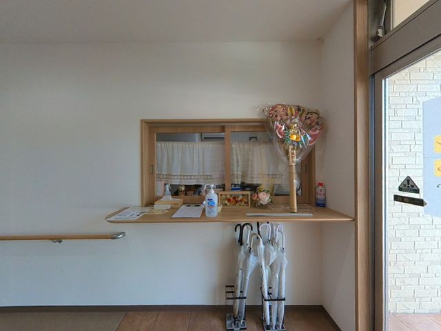 快適な空間を映すエントランス エントランス 暖かな陽光が差し込むアットホームな雰囲気のエントランスです。バリアフリー設計で、手すりが設置されており移動が安心です。