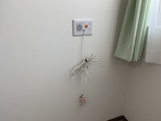 白壁に設置された呼出装置