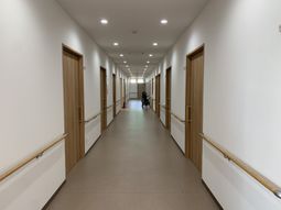 広々とした明るい廊下