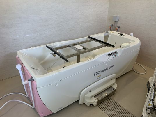 バリアフリー設計の浴室