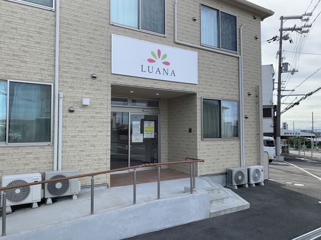 エントランスの風景 エントランス 手すり付きのスロープが設けられた入口は、安全に配慮されており、訪れる方を優しく迎え入れます。