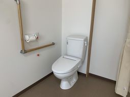 手摺付きのトイレ空間