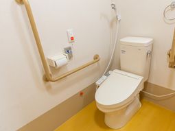 手すり付き清潔なトイレ