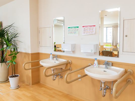 手すり付きの明るい洗面台