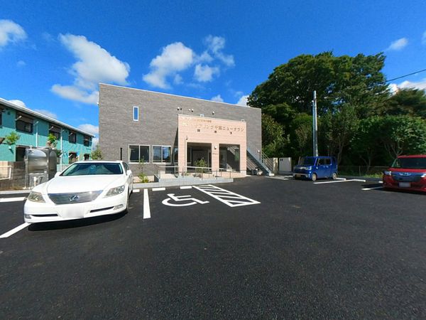 静かな外観の施設