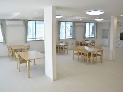 明るく広々とした食堂