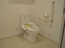 バリアフリー設計のトイレ