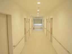 廊下の明るい様子