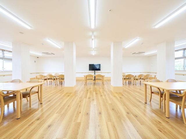 広々としたダイニングルーム ダイニングルーム 明るく広々とした空間で、自然光が差し込みます。落ち着いた雰囲気で交流がしやすいです。