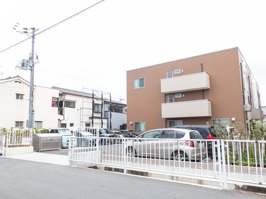駐車場付きの建物外観