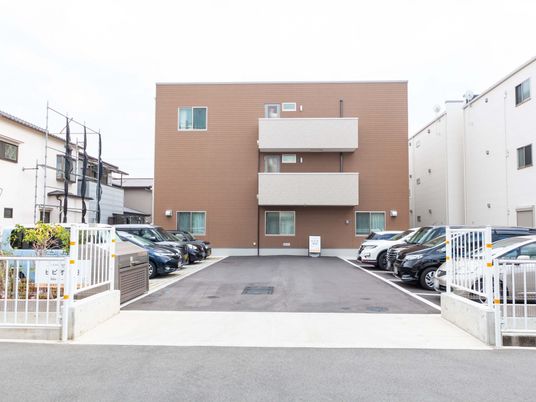 駐車場がある建物外観