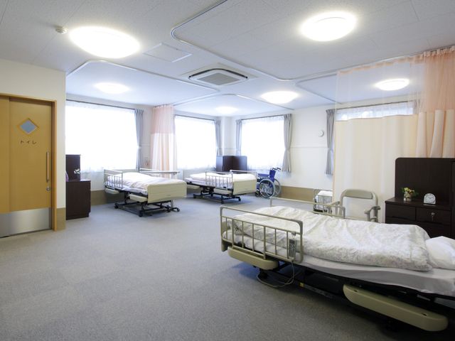 広々とした居室 居室 快適な広さを持つ居室で、明るい自然光が差し込みます。ベッド間には適度なプライバシーが確保されています。