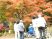 紅葉を眺める人々の庭