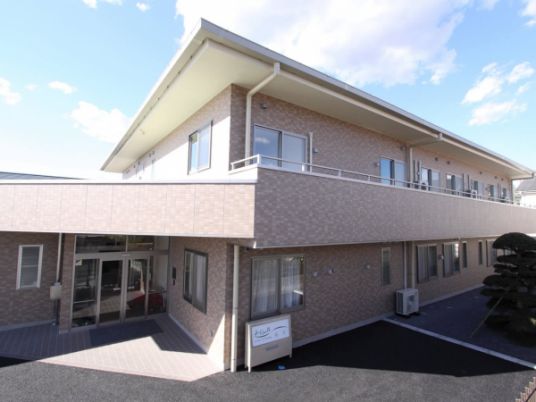 広々とした建物外観