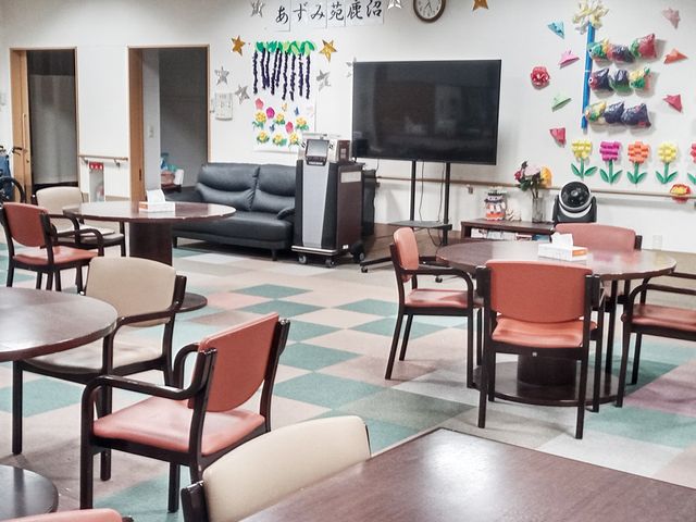 広々とした共用スペース ラウンジ 豊かな自然光が差し込む空間で、ゆったりとしたひとときを過ごせます。カラフルな装飾が施されています。