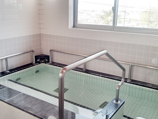 手すり付き浴槽の浴室 浴室 安全に配慮した手すり付きの広々とした浴槽です。自然光が差し込み、落ち着いた空間を提供します。