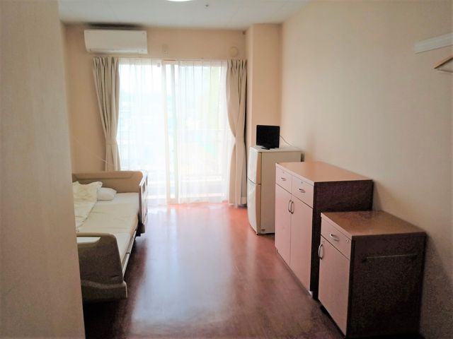 窓側の明るい居室 居室 自然光が差し込む居室です。コンパクトで機能的な家具配置がされています。