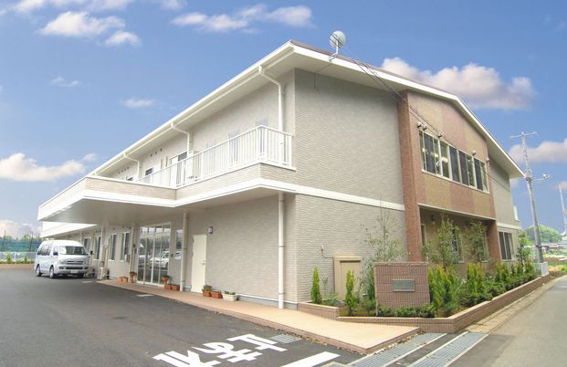 広々とした建物外観