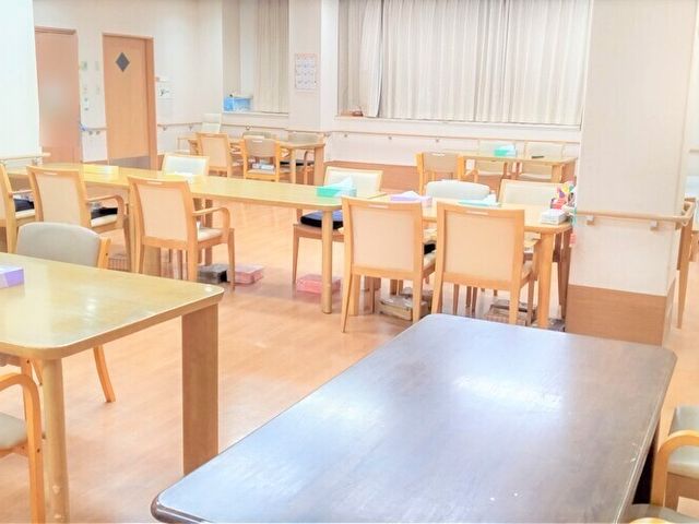 明るい空間のリビング リビング 自然光が差し込む広々とした空間で、リラックスしながら交流が楽しめます。
