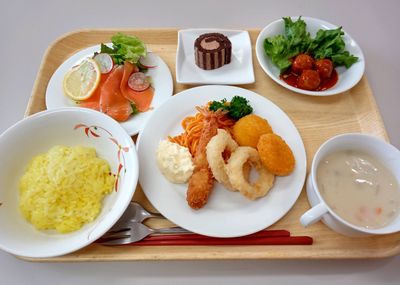 色とりどりの料理が並ぶトレー