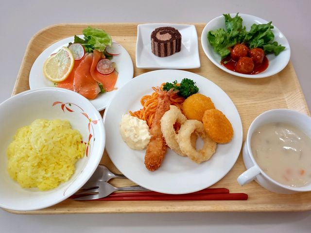 色とりどりの料理が並ぶトレー 食堂 彩り豊かな料理が味わえるトレーです。栄養バランスを考えた食事が提供されています。