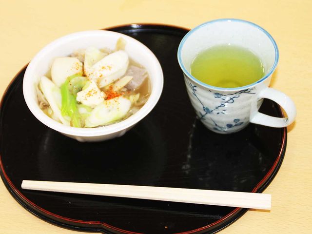 和風の料理と飲み物 料理 栄養バランスを考慮した和風料理とお茶です。温かい食事をご利用の方に提供できます。